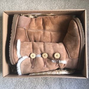 Long UGG boots with three buttons.